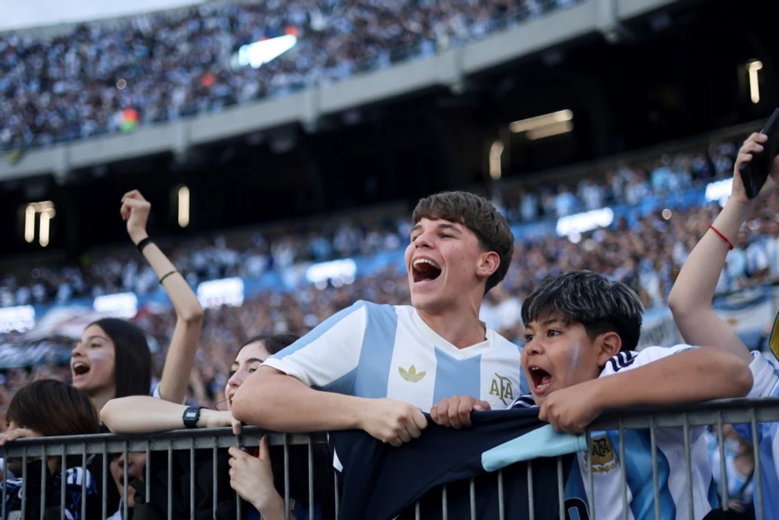 Fanii argentinieni au luat cu asalt stadionul Monumental pentru a-l vedea pe Messi