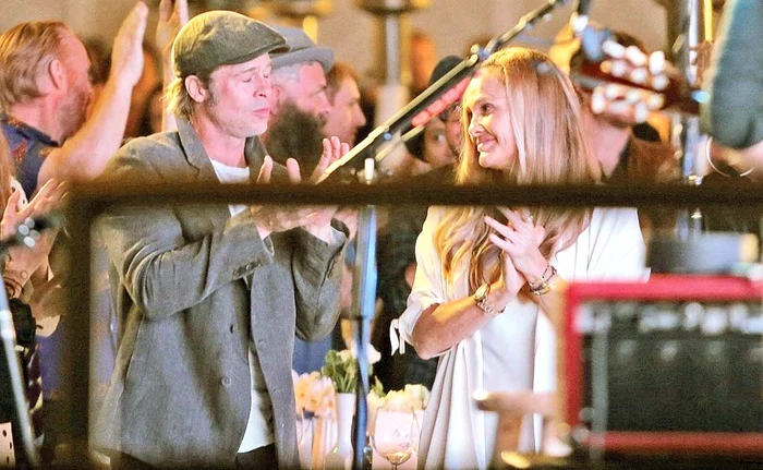 
    Brad şi Sat Hari au ieşit pentru  prima oară în calitate de cuplu,  la un eveniment caritabil  