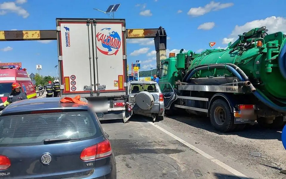 Carambol pe DN7, la Veștem, soldat cu blocarea traficului. Trei victime, printre care o tânără însărcinată 