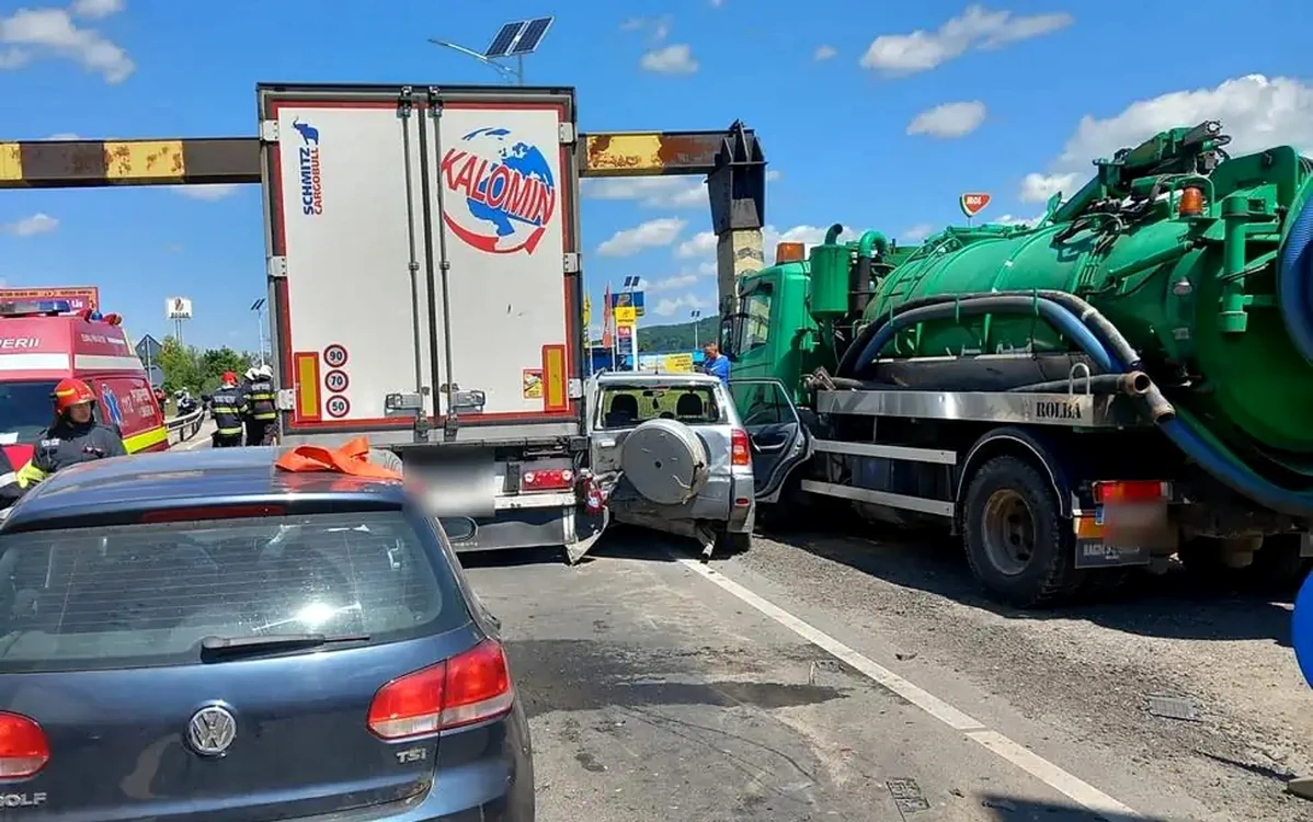 Accident pe DN7 lângă giratoriul de la Veștem Sibiu soldat cu trei victime Foto ISU Sibiu 