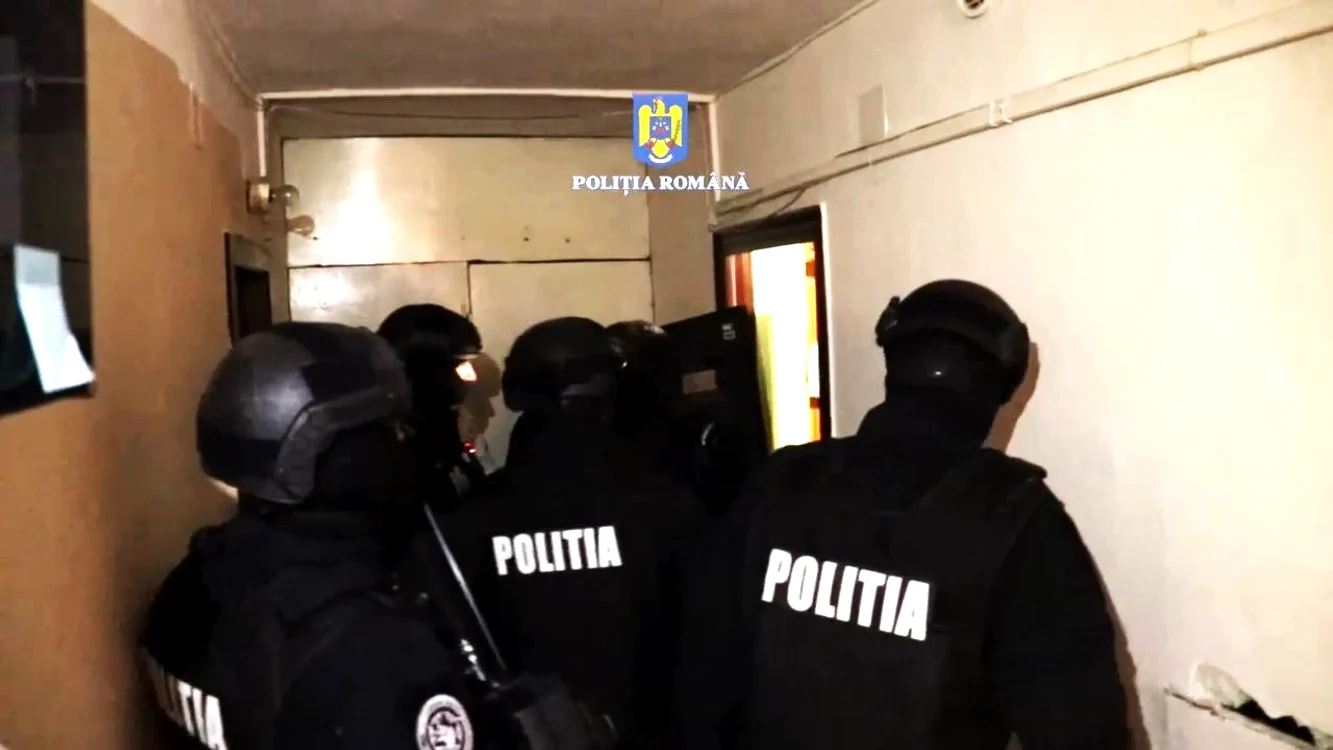Percheziții la persoane acuzate de înșelăciune. FOTO captură IPJ Dâmbovița
