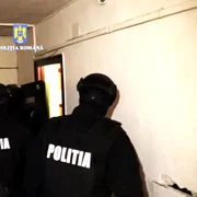 Percheziții la persoane acuzate de înșelăciune. FOTO captură IPJ Dâmbovița
