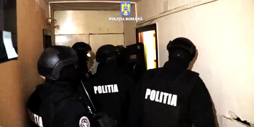 Percheziții la persoane acuzate de înșelăciune. FOTO captură IPJ Dâmbovița
