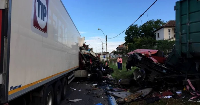 În accidentul de pe DE 70 au fost implicate două camioane şi o dubiţă FOTO ISU Timiş