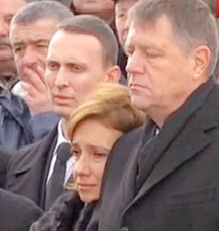 Carmen Iohannis îl va avea alături pe soţul ei, astăzi, la funeralii. Preşedintele şi-a anulat programul oficial