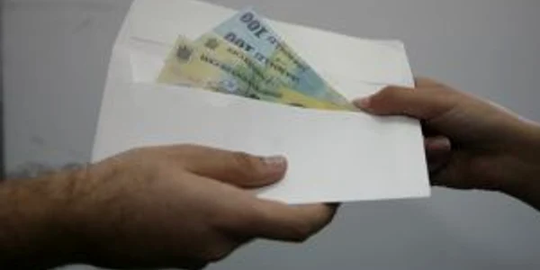 Banii marcaţi au fost găsiţi în maşina poliţiştilor