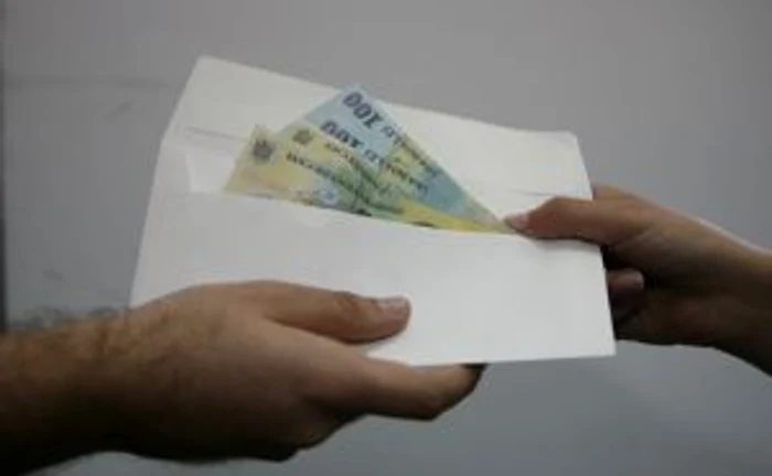 Banii marcaţi au fost găsiţi în maşina poliţiştilor