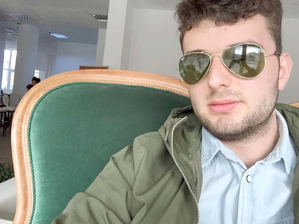 
    Victoraș Micula (19 ani)  a devenit celebru pentru  comportamentul său: a mers  la școală cu elicopterul, a încercat să ia Bac-ul cu fițuica și a susținut că vrea să plece în spațiu  