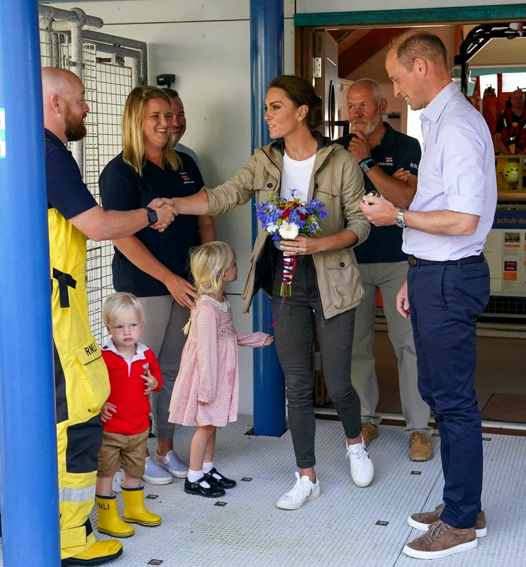Kate și William în vizită la o fermă de alge