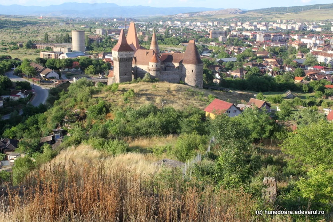 Zona din spatele Castelului Corvinilor unde a fost descoperit cimitirul antic. Foto: Daniel Guță
