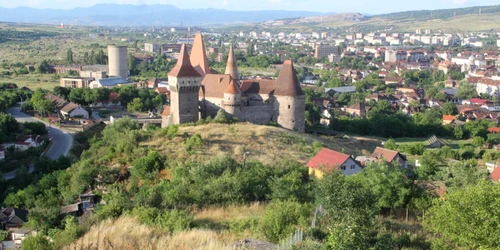 hunedoara vazuta de pe dealul sanpetru foto daniel guta adevarul