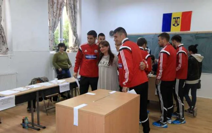 Luchin, Torje şi Grigore, alături de o suporteră a naţionalei FOTO Adevărul