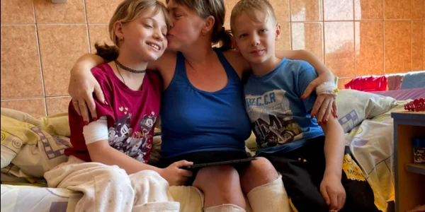 mama si fiica fara picioare in urma atacului de la gara Kramatorsk