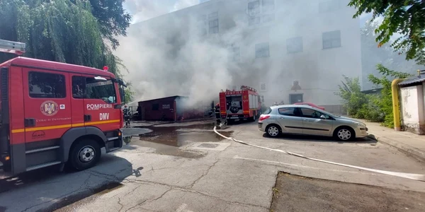 Incendiu produs la o anexă lipită de clădirea Operei Naţionale foto isubif