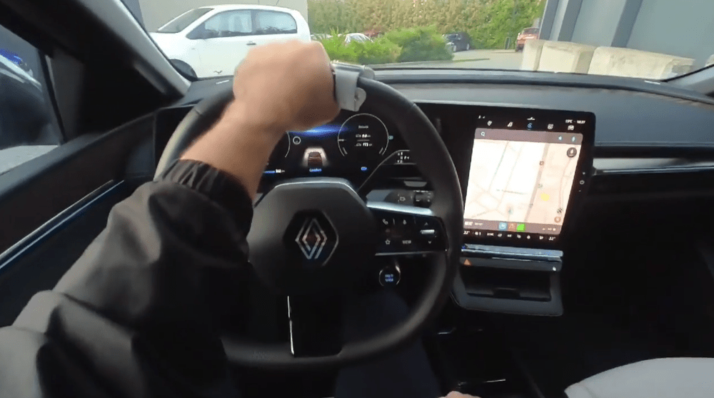 VIDEO Poziția mâinilor pe volan. Cum este greșit, cum este corect. „Airbagul îți sparge fața cu propria mână”