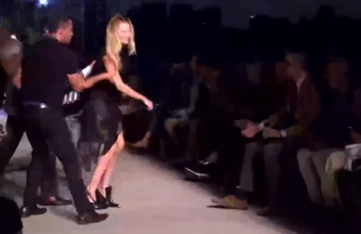 
    Candice Swanepoel a fost ajutată de spectatori să se ridicefoto: captură video  