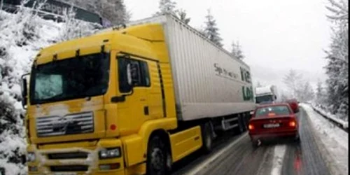  Şoferii prinşi cu maşinile neechipate de iarnă vor fi amendaţi