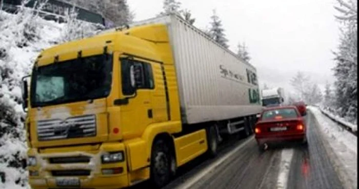  Şoferii prinşi cu maşinile neechipate de iarnă vor fi amendaţi