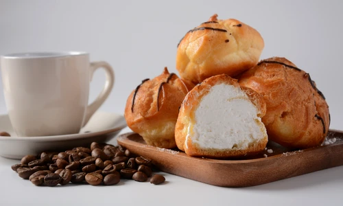 Gogosele cu frisca  Sursa foto shutterstock 1889970016 jpg