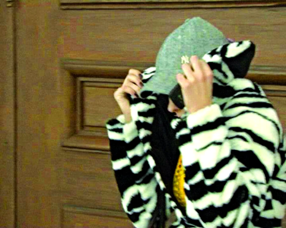 
    Simona Prodan a venit,  ieri, să-şi vadă iubitul, la  Curtea de Apel Bucureşti. A încercat să treacă  neobservată de ziarişti  