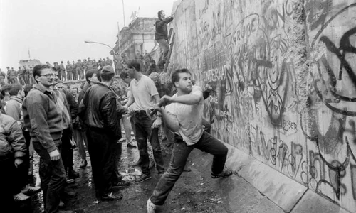 O bucata din Zidul Berlinului va ajunge în România jpeg