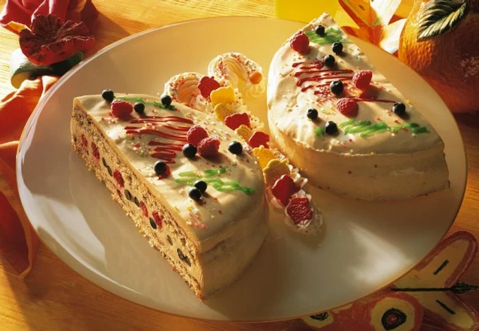 
    De ziua celor mici, fă-le o surpriză dulce și prepară-le un tort special, cu ciocolată și fructeclickpoftabuna.ro  