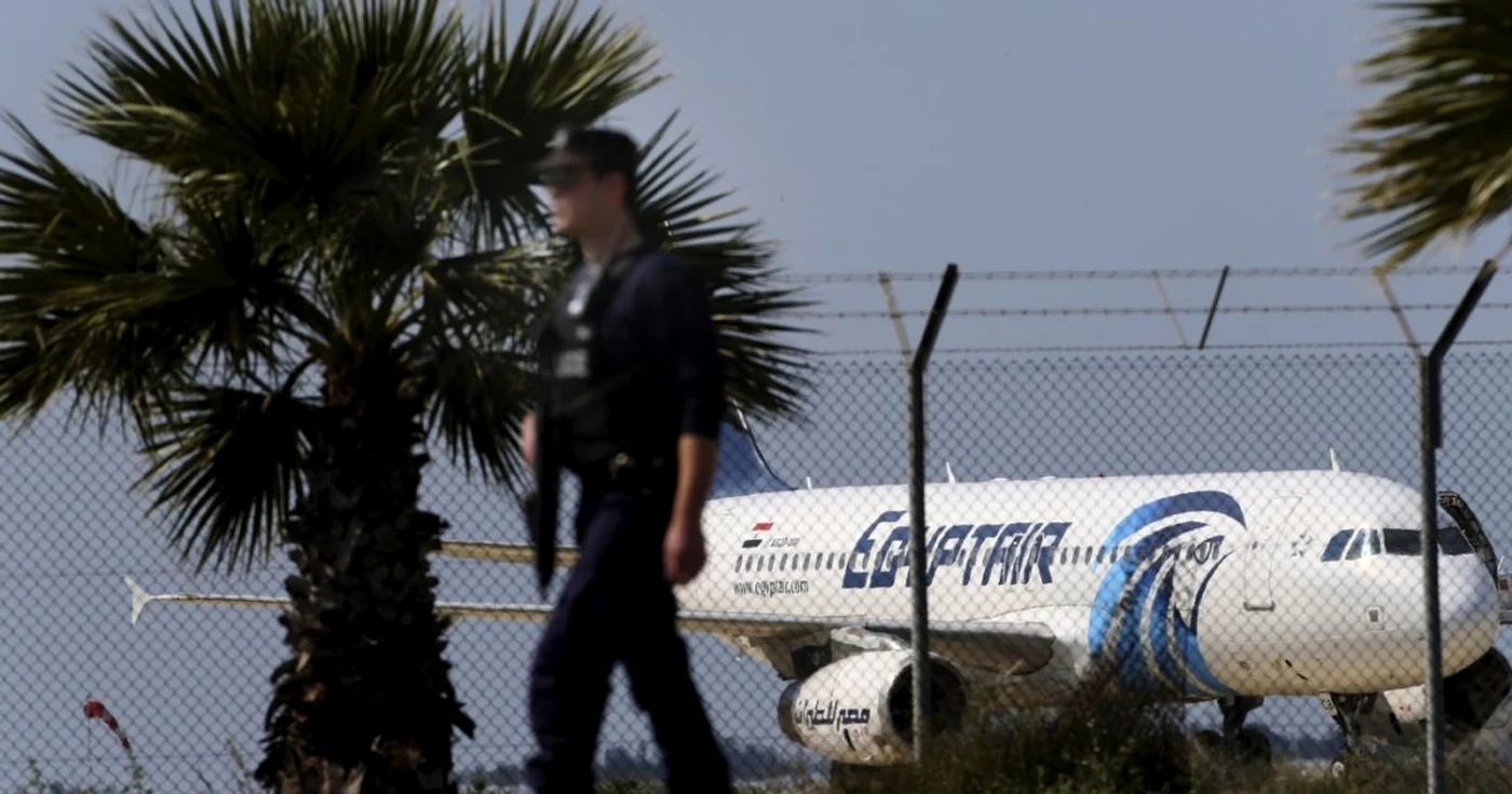 Avion deturnat Egypt Air pe aeroportul din Larnaca Cipru FOTO AP