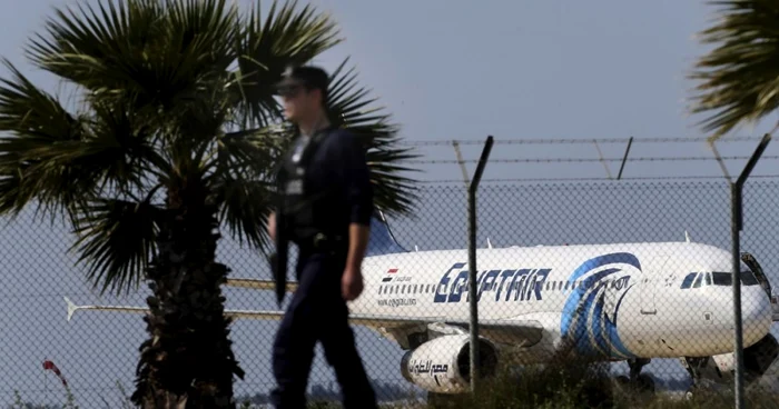 Avion deturnat Egypt Air pe aeroportul din Larnaca Cipru FOTO AP