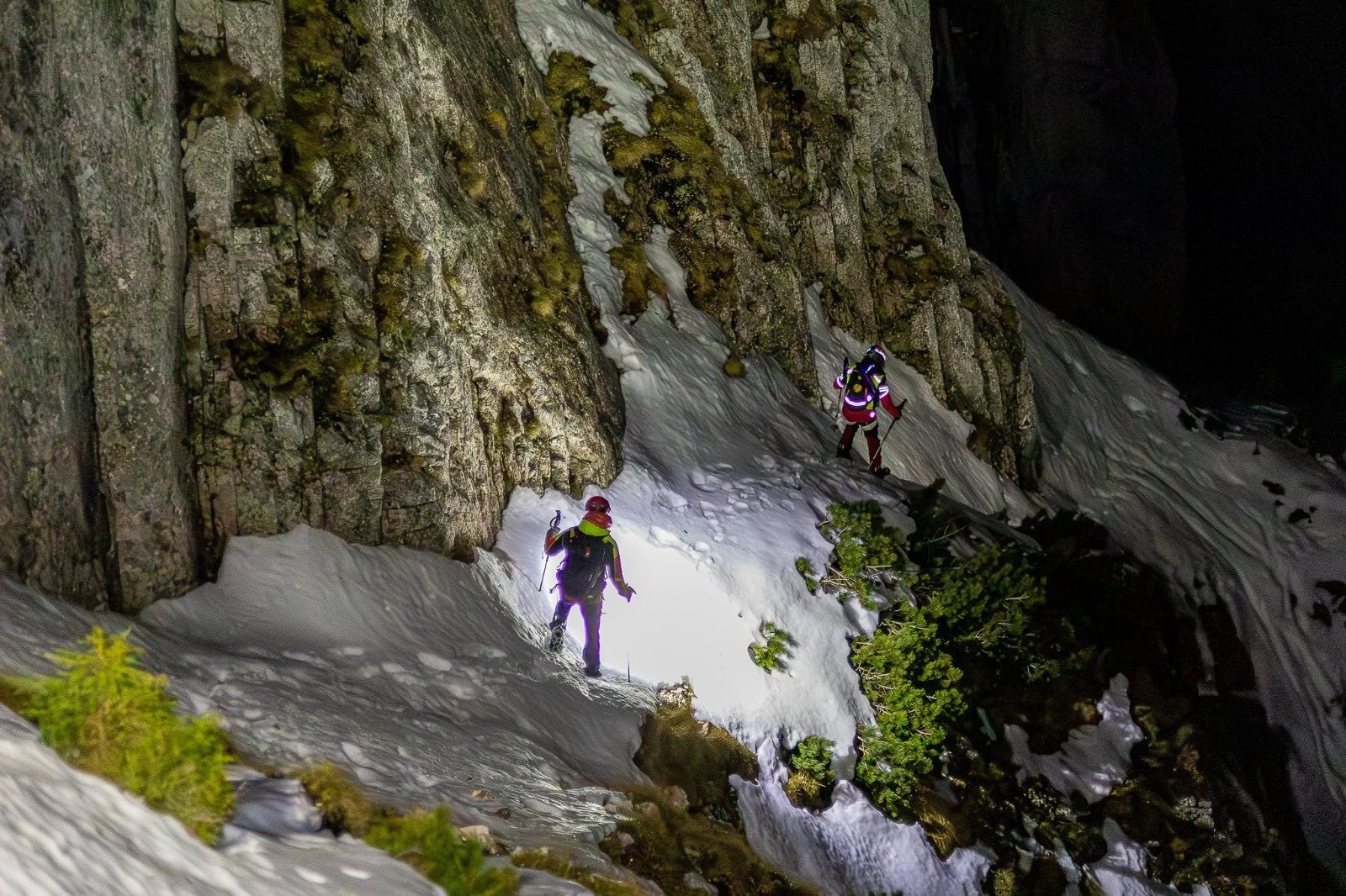 Salvamontiștii caută doi ucraineni, rămași blocați în Munții Maramureșului. Unul din ei nu se poate deplasa din cauza unui traumatism