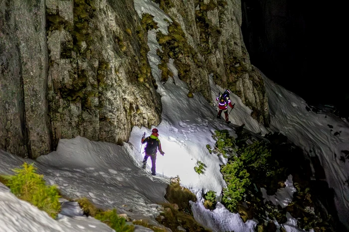 FOTO Salvamontiștii caută doi ucraineni, rămași blocați în Munții Maramureșului. Unul din ei nu se poate deplasa din cauza unui traumatism