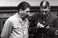 Șeful de Stat Major al Armatei Roșii notează instrucțiunile lui Iosif Stalin (© Wikimedia Commons)