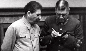 Șeful de Stat Major al Armatei Roșii notează instrucțiunile lui Iosif Stalin (© Wikimedia Commons)