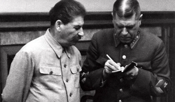 Șeful de Stat Major al Armatei Roșii notează instrucțiunile lui Iosif Stalin (© Wikimedia Commons)