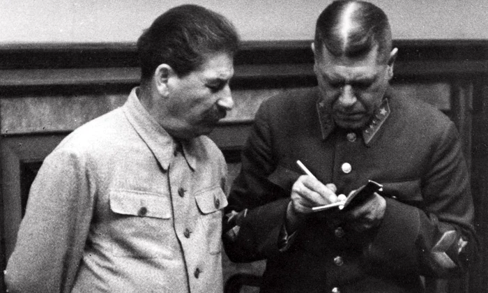 Șeful de Stat Major al Armatei Roșii notează instrucțiunile lui Iosif Stalin (© Wikimedia Commons)