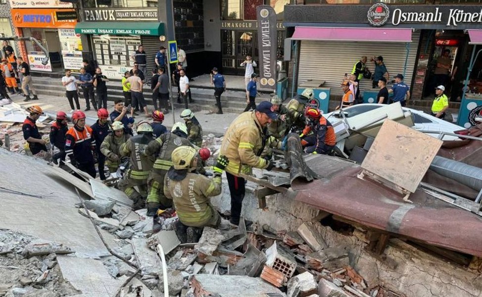 Momentul în care un bloc cu cinci etaje s-a prăbuşit, în Istanbul. O persoană a murit, iar mai multe sunt rănite VIDEO