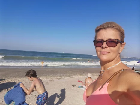 În adolescență i-ar fi plăcut să dea la Medicină, apoi ar fi vrut să lucreze în învățământ însă Sanda Ladoși (55 de ani) a devenit una dintre cele mai îndrăgite artiste