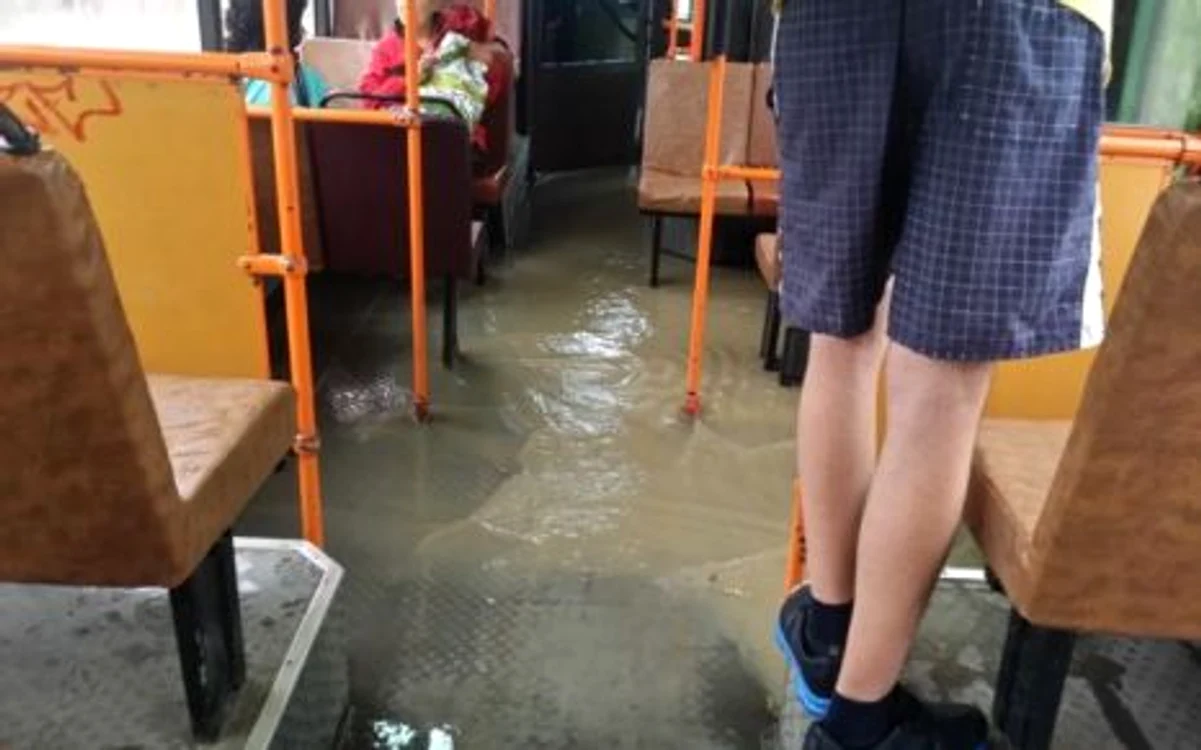 Călătorii au fost surprinşi de apa mare din mijloacele de transport