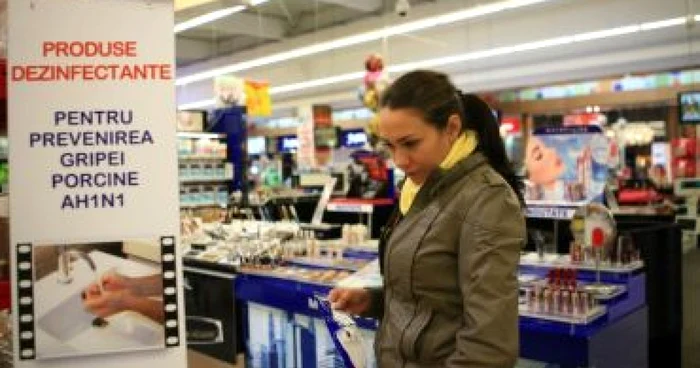 Craiova: Criza de măşti din farmacii îi determină pe olteni să poarte de zece ori o mască de unică folosinţă