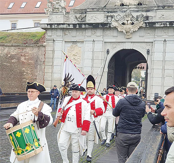 Alba Iulia atrage mii de turiști fiind încărcată de vestigii istorice
