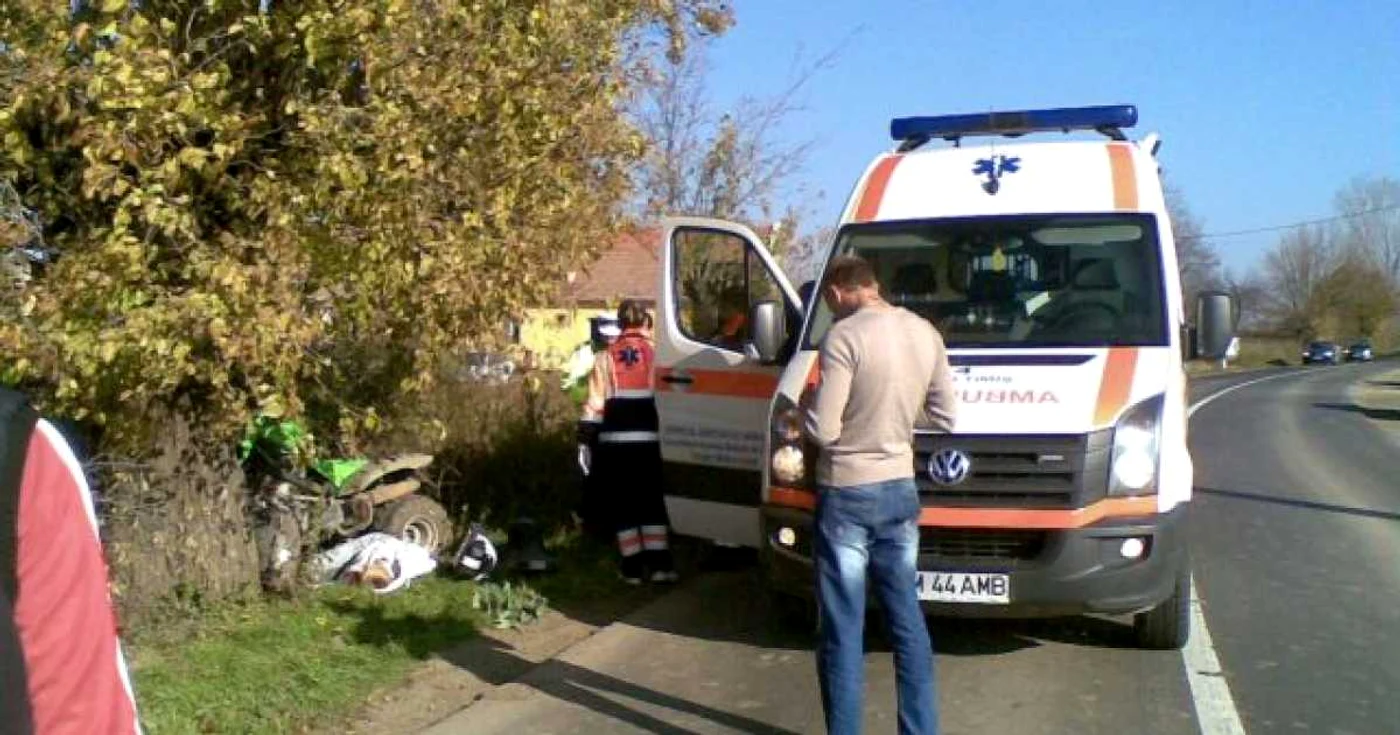Un tânăr de 16 ani a murit după ce a intrat cu ATV-ul în copac