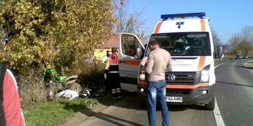 ATV-ul a părăsit carosabil şi s-a izbit de un copac Foto