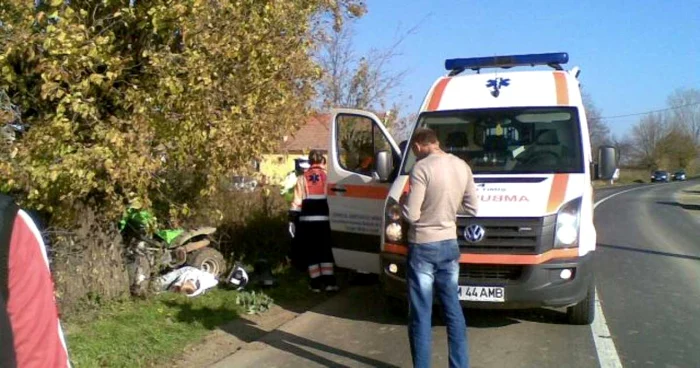 Un tânăr de 16 ani a murit după ce a intrat cu ATV-ul în copac