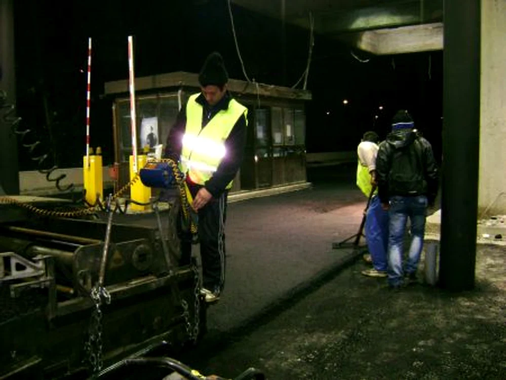 Muncitorii au lucrat chiar şi noaptea trecută