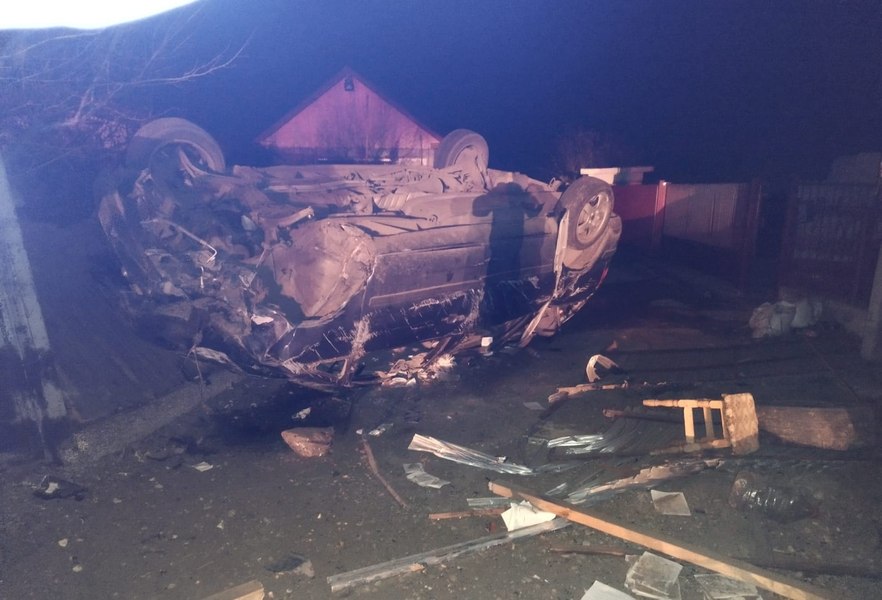 O mașină a lovit două racorduri de gaz. Pompierii au evacuat persoanele din casele din apropiere 