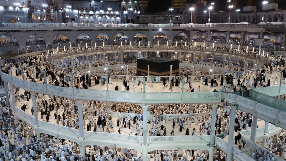 Arabia Saudită: Bărbat arestat după un pelerinaj la Mecca în omagiul reginei Elisabeta a II-a VIDEO
