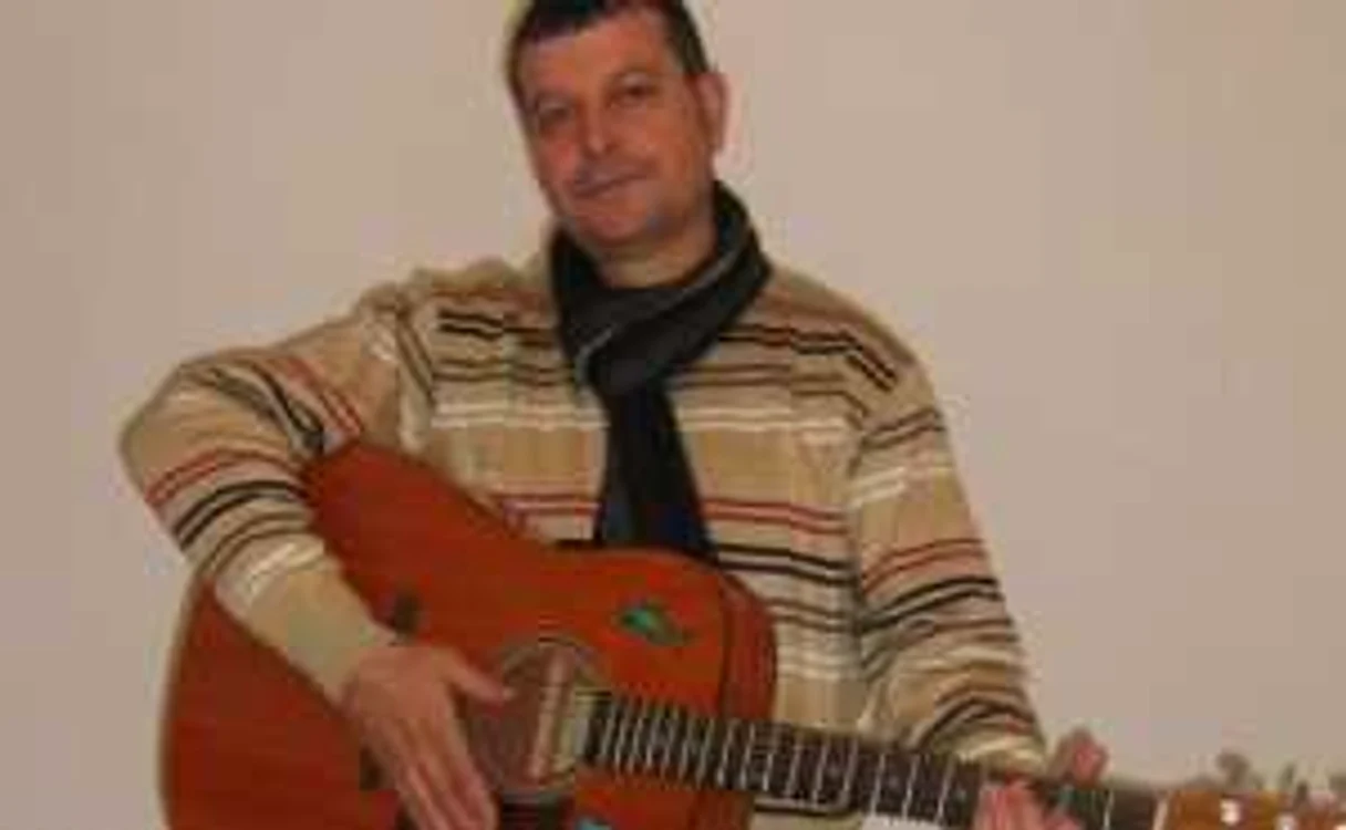 Ion Popa cântă la 7 instrumente muzicale