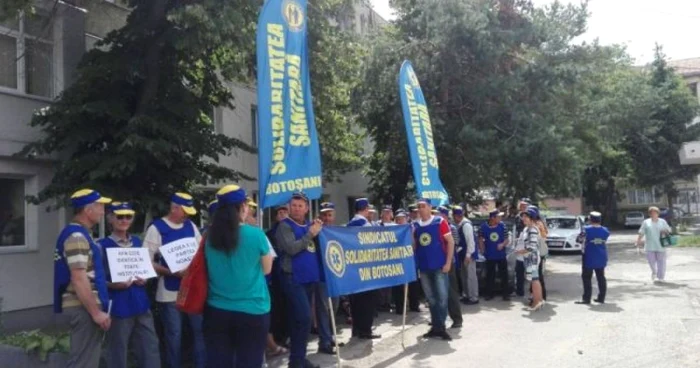 Zeci de angajaţi de la Sanatoriul Podriga au protestat în faţa Direcţiei de Sănătate Publică FOTO botosaneanul.ro