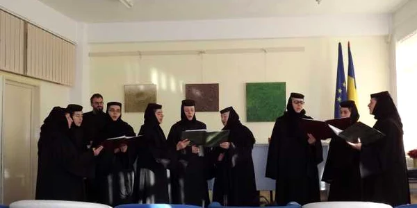 Măicuţele de la Tisa Silvestri le-au cântat deţinuţilor din Bacău 