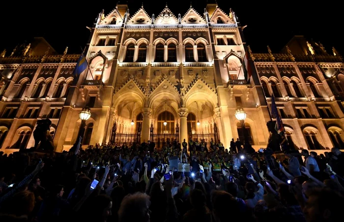 Manifestanţi protestând faţă de închiderea CEU. FOTO EPA