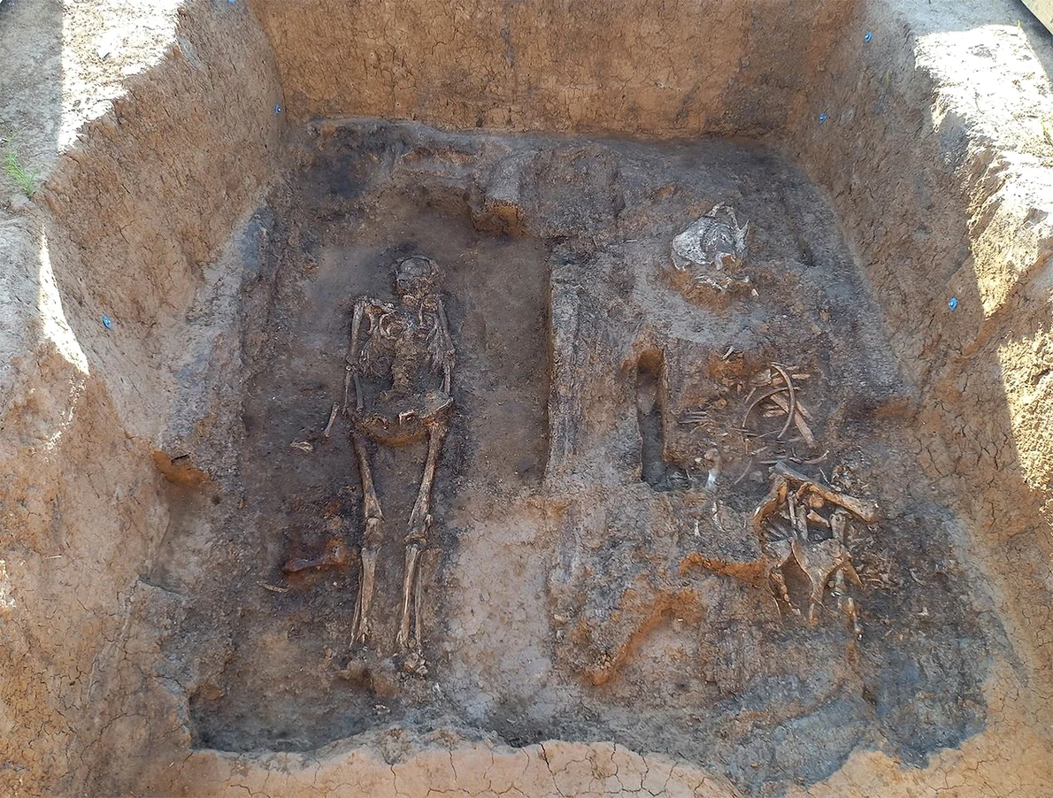 Mormântul descoperit în cimitirul medieval de la Gnezdilovo 